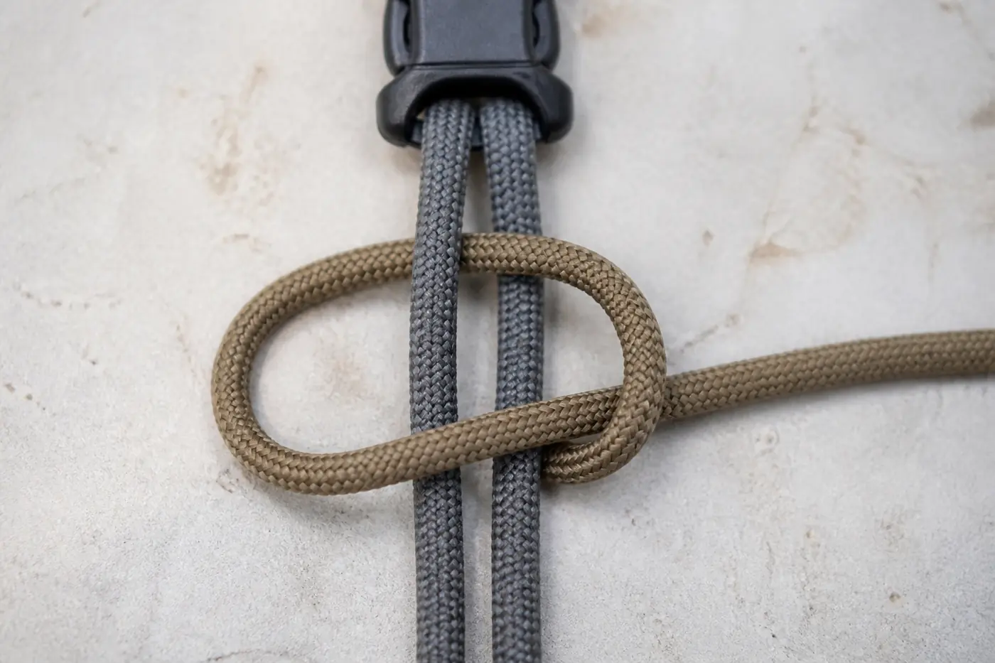 Diagram: first U-turn of working cord locked around the two core cords